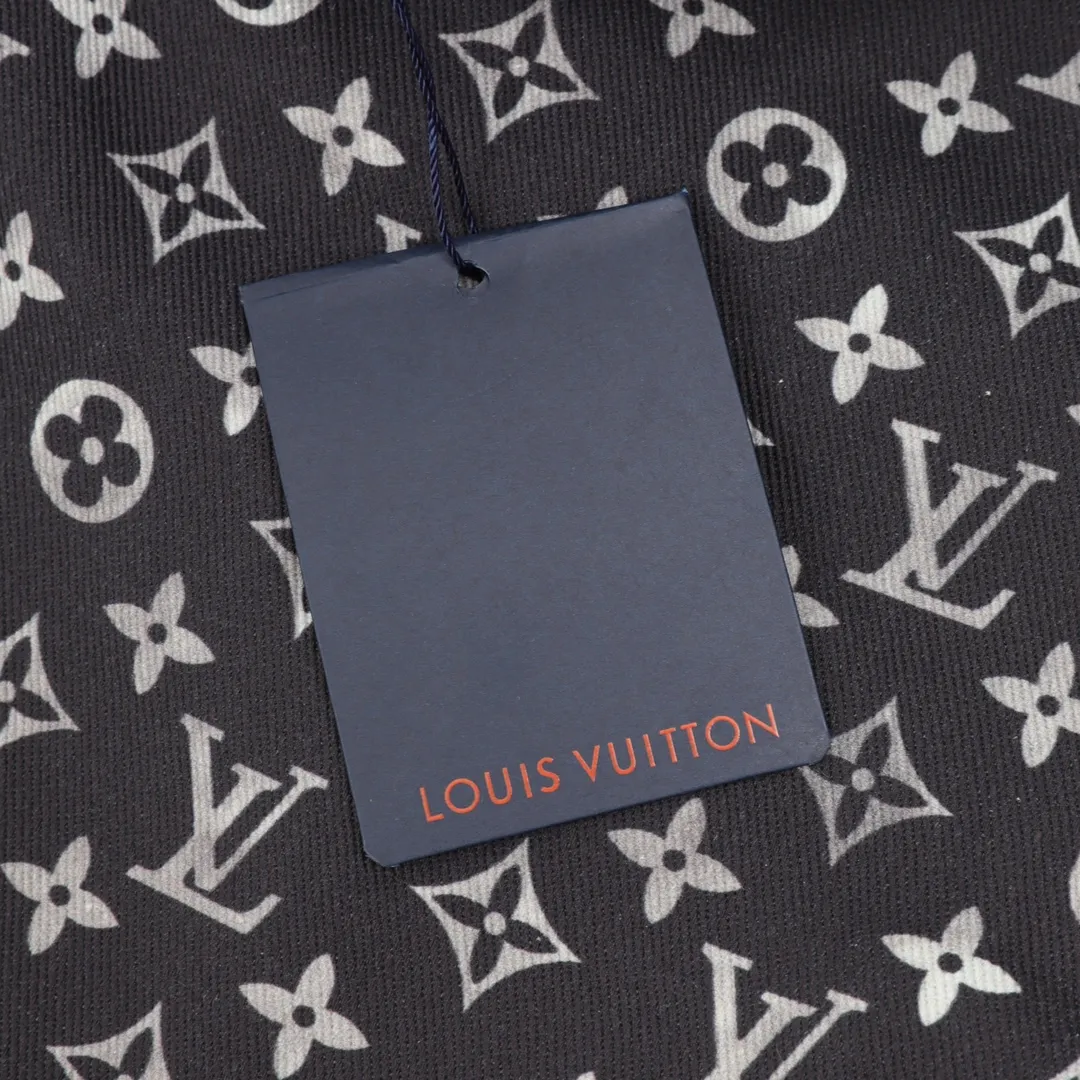 🅿️490 Louis Vuitton/Louis Vuitton all-over printed denim trousers MONOGRAM deconstructs denim workwear design with dynamic sports tailoring. A zip fastens the hood high on the collar, and it features front slant patch pockets and an elasticated hem. Monogram silicone embossed on yoke, pockets and sleeves conveys branding interest. Major celebrities and internet celebrities are vying for the model! It can be called the hottest style of the year! The first order is limited to 500 pieces, a blockbuster item! Sizr:XS-L